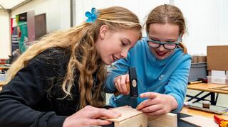 Explore Science in Mannheim: Schülerinnen tüfteln gemeinsam im Workshop – Wissenschaft zum Anfassen.