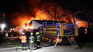 Gegen fünf Uhr morgen waren die Einsatzkräfte alarmiert worden. Zu diesem Zeitpunkt stand die Scheune auf dem Hegehof schon lichterloh in Flammen.