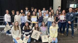 So sehen Sieger aus: die Lampertheimer Siebtklässler auf dem Messegelände in Leipzig mit Klassenlehrerin Stefanie Korgitta (links), Monika Hebbeker von der Schulleitung und Deutschlehrer Matthias Meyer.
