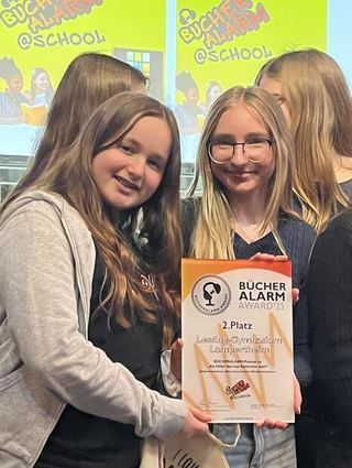 Die Schülerinnen Lena Mikolajczak und Nejla Drekovic mit der Urkunde.