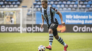 SV-Waldhof-Mannheim-Spieler Samuel Abifade am Ball.