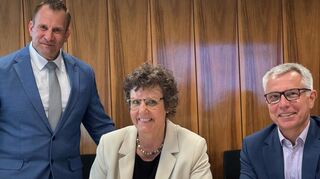 Eintragung ins Goldene Buch der Gemeinde Heddesheim: Bürgermeister Achim Weitz (v.l.), Regierungspräsidentin Sylvia Felder, Landrat Stefan Dallinger.