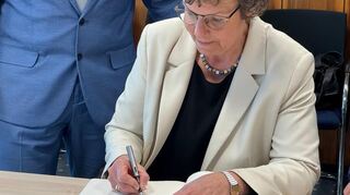 RP Sylvia Felder beim Eintrag ins Goldene Buch der Gemeinde Heddesheim.