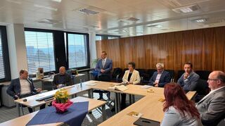 Die Amtsleiter (v.l.) Julien Christof (Hauptamt), Jürgen Beck (Tiefbau), Bürgermeister Achim Weitz, RP Sylvia Felder, Landrat Stefan Dallinger, Christian Pörsch (Städtebau), Martin Heinz (Kämmerer) und Silke Schmidt (Ordnungsamt).