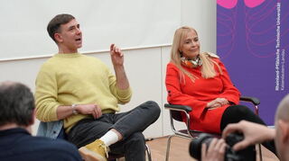 Schriftsteller Tijan Sila (l.) und Anja Ohmer von der TU Landau-Kaiserslautern.