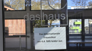 Nur ein Schild über ein ausfallendes Fest gibt einen unverfänglichen Hinweis darauf hin, dass dasHaus erst einmal geschlossen ist.