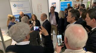 Olaf Scholz schaut sich beim Seniorentag im Mannheimer Rosengarten einige Stände der Ausstellung an.