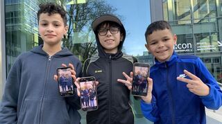 Stolz auf ihre Solo-Selfies mit Bundeskanzler Olaf Scholz: Yasin (v.l.), Yasin und Jayden vor dem Mannheimer Congress Centrum Rosengarten.