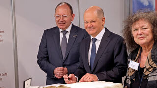 Bundeskanzler Olaf Scholz beim Eintrag ins Goldene Buch der Stadt Mannheim. Mit OB Christian Specht und Regina Görner.