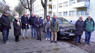 Der Gehweg in der Nietzschestraße ist breit genug, so dass kein Fußgänger, Rollstuhlfahrer oder Mütter mit Kinderwagen durch Schrägparkplätze behindert werden, zeigen Anwohner der Oststadt mit Bezirksbeirat Christian Soeder (3. von rechts)
