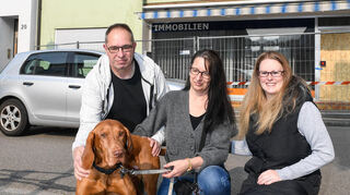 Sie hatten Glück im Unglück: Weil Hund „Dancer“ unruhig wurde, konnten sich Andreas Hüller und Bettina Morlock aus dem brennenden Haus retten. Nun wohnen sie erstmal bei Hüllers Neffen Rick Schwarzenberger und dessen Freundin Jennifer Geißler (r.).