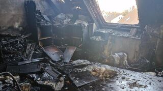 Das Wohnzimmer im Dachstuhl des Hauses in der Bahnhofstraße ist völlig zerstört. Über 60 Rettungskräfte waren am Freitag im Einsatz.