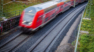 Entscheidende Infrastruktur: Ein Nahverkehrszug fährt über die neu gebaute Bahnstrecke zum Schweriner Hauptbahnhof.