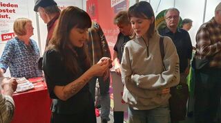 Ein Armband für Heidi Reichinnek: Die 18-jährige Mai ist extra aus München angereist, um sie zu treffen.