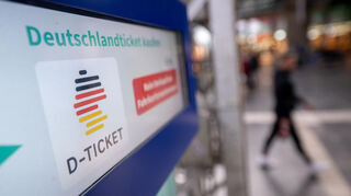 Manche Kommunen bieten das Deutschlandticket für Menschen mit schmalem Geldbeutel günstiger an.