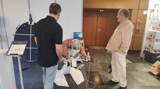 Hier wird das Icaros Health-Gerät getestet. Der kleine Bildschirm im Hintergrund zeigt die gleitende Flugroute digital.