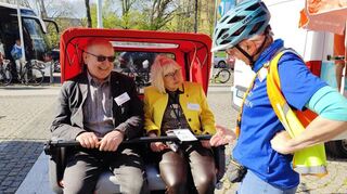 Ab in die Rikscha: Ute Striebinger (r.) weist ihre Gäste ein.