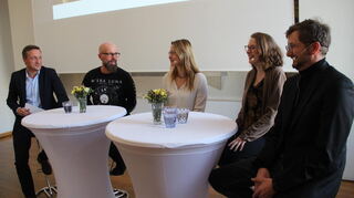 Diskutieren über den Zustand der Demokratie (von links): MM-Chefredakteur und Moderator Karsten Kammholz mit den Wissenschaftlern der Universität Mannheim Heiko Paulheim, Sabine C. Carey, Svenja Behrendt und Philipp Müller.