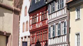 Das Gebäude Rathausstrasse 6 ist das wohl älteste Gebäude der Stadt, daneben im schönen rot der Kuby'sche Hof.