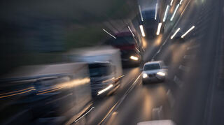 Autos fahren am Morgen auf der Autobahn 5.