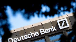 Das Logo und der Schriftzug der Deutschen Bank. Im Marktgebiet Mannheim/Karlsruhe hat das Geldinstitut 2024 kräftig zugelegt.