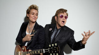 Brandi Carlile und Elton John veröffentlichen ihr gemeinsames Album „Who Believes In Angels?“.