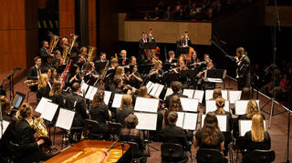 Dynamisch: die Mannheimer Bläserphilharmonie im Mozartsaal (Benjamin Grän, hinten vierter Tubist von links).
