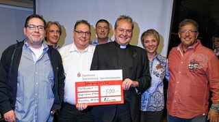 <p>Präsident Rudi Bugert (l.) und Angehörige des Jahrgangs 1961/62 überreichten die Geldspende an Pfarrer Angelo Stipinovich.</p>