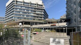 Kein Durchgang: Bauzäune versperren am Mannheimer Collini-Center den Weg durch die Galerie in den Wohnturm (rechts).