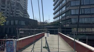 Kein Durchgang 2: Auch vom Collini-Steg aus kommt man am Mannheimer Collini-Center nicht mehr direkt in die Galerie zwischen Wohnturm (l.) und Büroturm (r.).