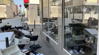 Sperrmüll vor dem Café "XoXo Hugs & Kisses" in N5. Er wurde erst drei Wochen nach dem vereinbarten Termin abgeholt.