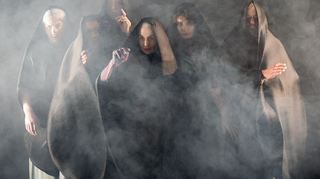Bei „Faust“ am Nationaltheater Mannheim gilt ganz frei nach Goethe „Es ist so schwül, so dumpig hie“: Im Ensemble spielen hier (von links) David Smith, Maria Helena Bretschneider, Rocco Brück, Ragna Pitoll, Sarah Zastrau und Boris Koneczny.