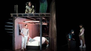 „Faust“ nach Johann Wolfgang von Goethe in Mannheim. Auf dem Bild zu sehen sind (oben) Sarah Zastrau und (v. li.): Boris Koneczny, Rocco Brück und Maria Helena Bretschneider.
