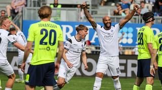 Erlösung kurz vor Schluss: Sascha Voelcke (Mitte) und Terrence Boyd feiern den späten Ausgleich beim SV Wehen Wiesbaden.