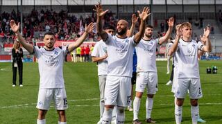 3000 Waldhof-Fans feierten ihr Team, obwohl das 2:2 in Wiesbaden gemischte Gefühle hinterließ.