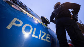 Eine 26-jährige Fahrerin hat in der Nacht zum Sonntag einen Unfall in Mannheim verursacht.
