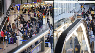 Am Rhein-Main Flughafen in Frankfurt herrscht schon reger Reiseverkehr. Vor allem für teure Fernreisen ist eine Rücktrittsversicherung sinnvoll.