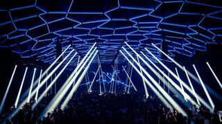 Die Time Warp 2025 wartet mit fünf Floors und spektakulären Lichtdesigns in Mannheim auf.