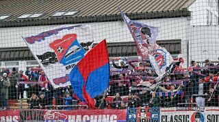 Die Hachinger Fanszene ist längst nicht mehr gut auf ihre Mannschaft zu sprechen.