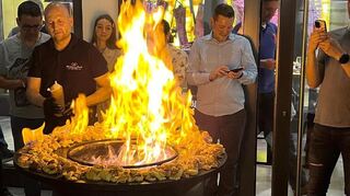 Feuriges Finale: Hausherr Jürgen David flambiert Kaiserschmarren.