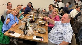 Ein Prosit der Gemütlichkeit und auf einen köstlichen Abend: „MM“-Leser beim Fleisch- und Wein-Tasting.