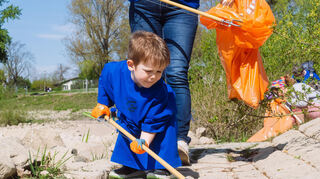 Klein und groß helfen bei der RhineCleanUp-Challange mit, das Rheinufer von Müll zu befreien.