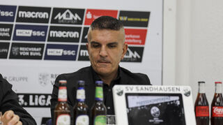Viel zu lachen hatte Kenan Kocak als Trainer des SV Sandhausen seit Amtsantritt nicht. Jetzt trat der erfolglose Trainer, unter dem der ehemalige Zweitligist in Liga drei bis auf Platz 18 abgestiegen ist, zurück.