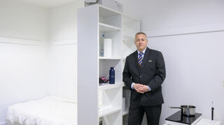 Einer der ersten Bewohner des neuen Fachkräftehauses In Heidelberg: Christos Roufanis aus Griechenland. Er hat gerade einen Arbeitsvertrag als Busfahrer bei der RNV unterschrieben.
