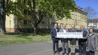 Oberbürgermeister Eckart Würzner, GGH-Prokurist Gerald Kraus, Steffen Grimm, Leiter Personal bei der RNV, Christos Roufanis aus Griechenland, einer der ersten Bewohner und künftiger Busfahrer, und HDD-Geschäftsführerin Nadine Hülden (v.l.) stellen das neue Fachkräftehaus in der Römerstraße vor.