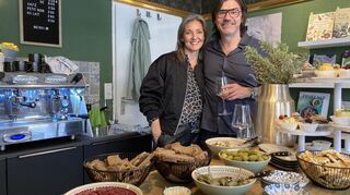 Volker Mehl und seine Frau Anke Pachauer begrüßten ihre ersten Gäste im Kochbuchladen „Comme ci comme ça“.