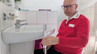 DRK-Wohnberater Marcus Dannfeld sucht auch bei Hausbesuchen die besten Lösungen, um das Leben zu Hause zu erleichtern.