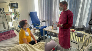 Patientin Ingrid Heinzmann-Groth und Oberarzt Stefan Klein besprechen sich im Klinikum-Haus 9 des Universitätsklinikums Mannheim.