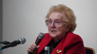 Karla Spagerer klärt mit ihren 96 Jahren über Faschismus auf. Sie hat ihn erlebt. Hier ist die Mannheimerin im Januar zu Gast in der Viernheimer Kulturscheune.