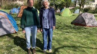 Lin Nagels und Dorothee Hildebrandt vor den Zelten im Protestcamp.